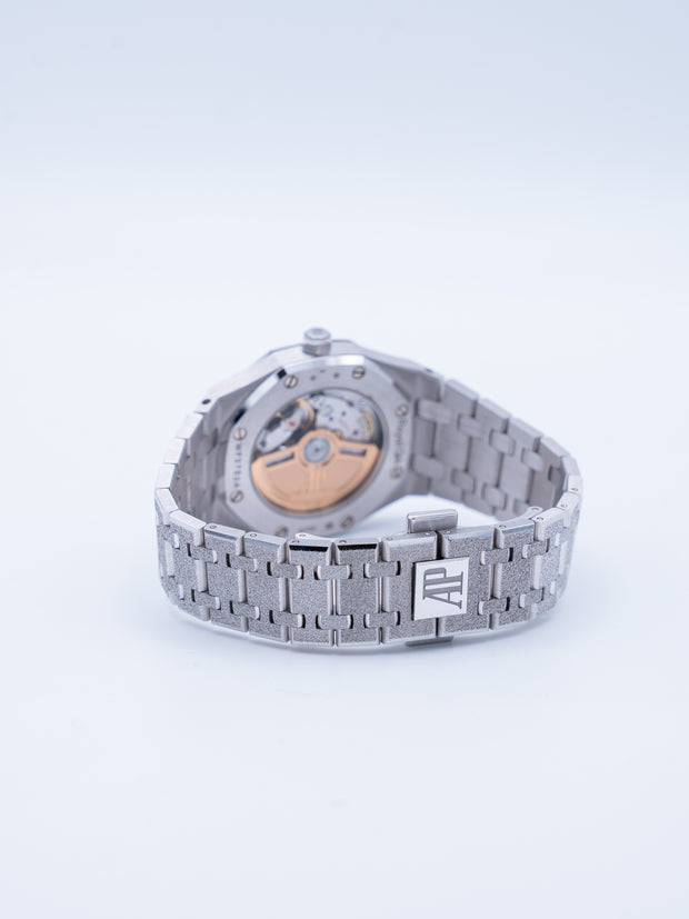 Royal Oak Frosted Ref.77353BC.GG.1263BC.01